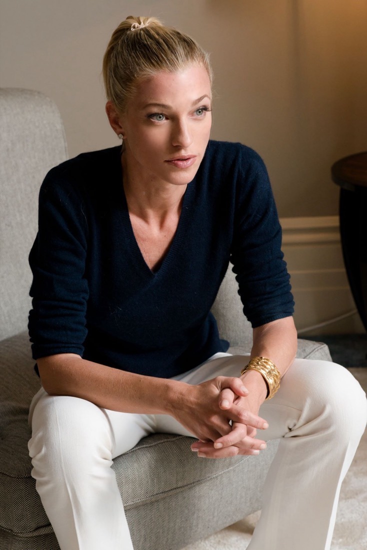 Nicole Junkerman seduta in poltrona in un momento di lettura e conversazione